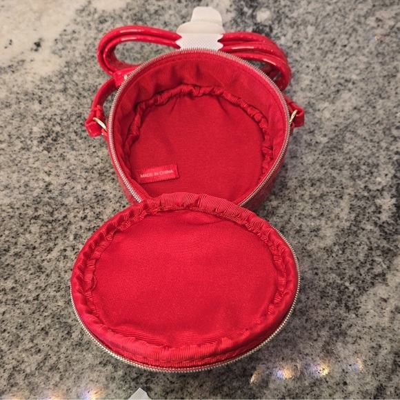 Marc Jacob Red Patent Leather Crossbody Mini Bag 4” Diameter w5pc Makeup Set NEW - Picture 5 of 5